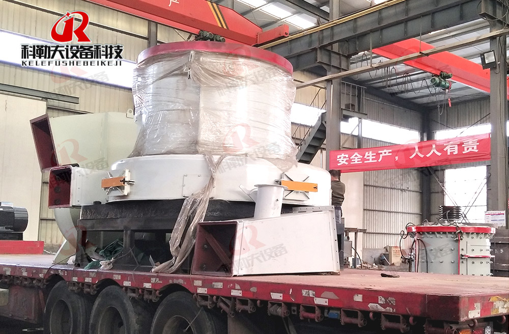 发往上海雷蒙磨粉机正在装车